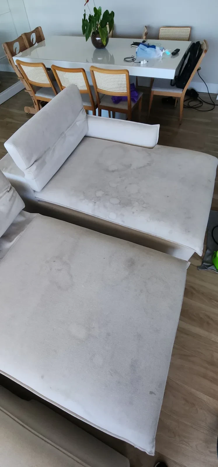 Sofá antes da higienização com manchas de uso e poeira