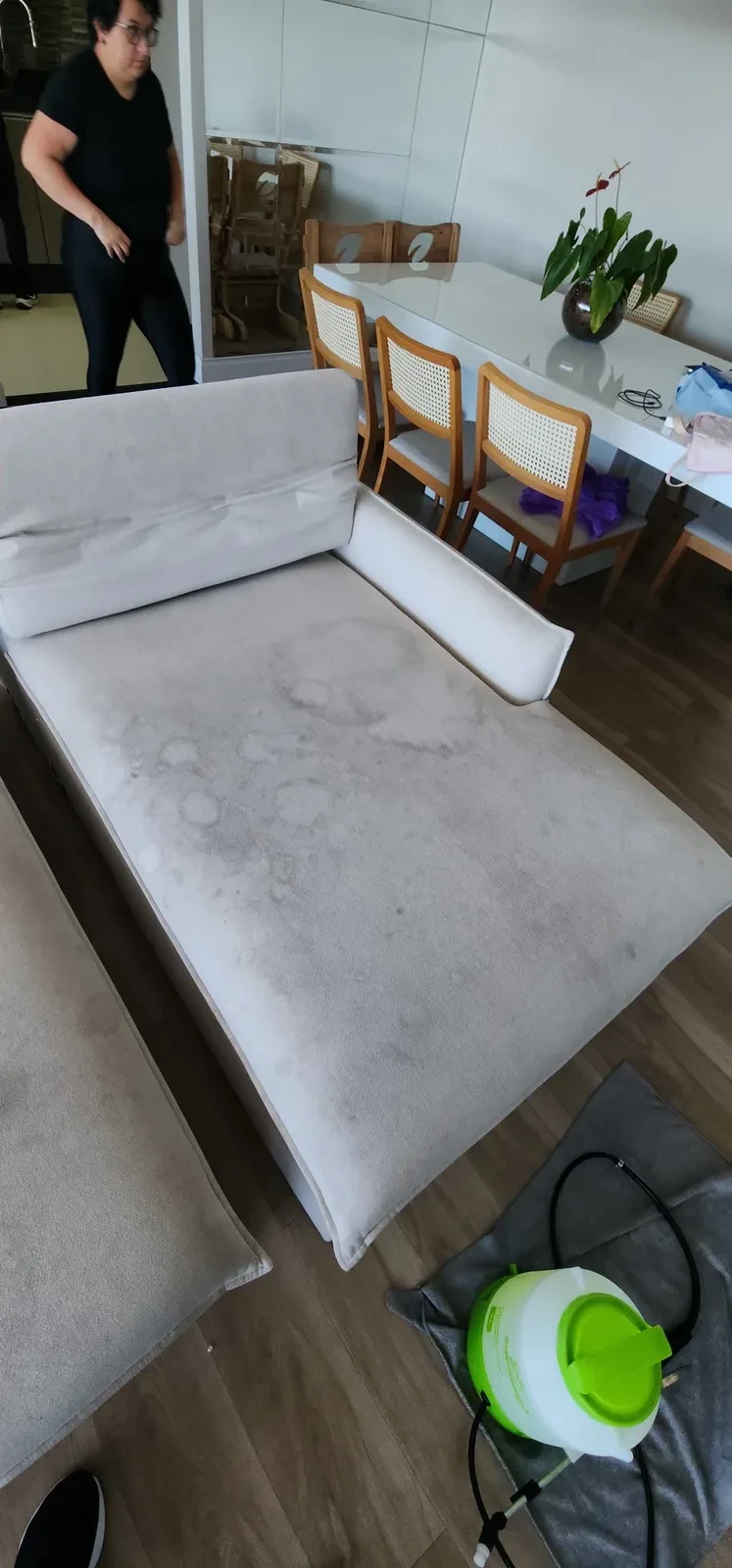 Chaise do sofá com manchas pontuais e oleosidade
